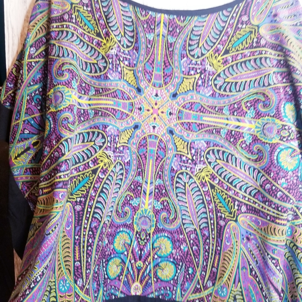 Women's Size Small Batwing Colorful Top - Picture 2 of 5